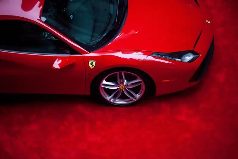 Ferrari widzi wzrost zysków dzięki zwiększonym dostawom i mocnym cenom. 
