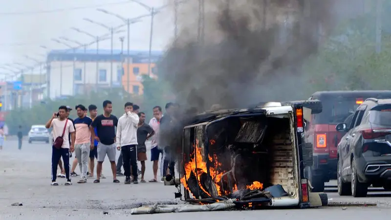 Ponad 50 ofiar śmiertelnych, liczne hospitalizacje i przesiedlenia 23 000 osób z powodu konfliktu etnicznego w Manipur w Indiach. 