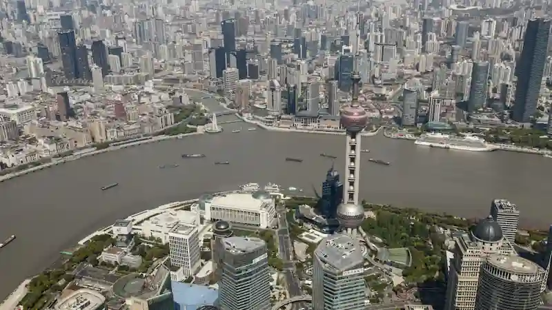 La Cina amplia la repressione delle società di consulenza mentre gli uffici di Capvision vengono perquisiti, causando preoccupazione diffusa. 