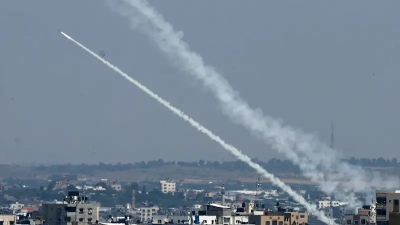 Tra i micidiali attacchi aerei dell'IDF a Gaza, Israele affronta una raffica di centinaia di razzi