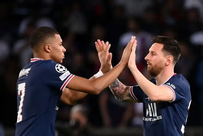 Arctos zastanawia się nad nabyciem mniejszościowego pakietu udziałów w klubie piłkarskim Paris Saint-Germain. 