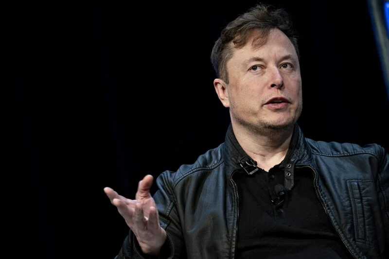 Elon Musk annuncia le dimissioni da CEO di Twitter. 