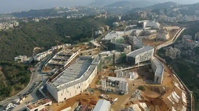 La nuova ambasciata degli Stati Uniti nel piccolo paese del Medio Oriente attira l'attenzione per le sue dimensioni