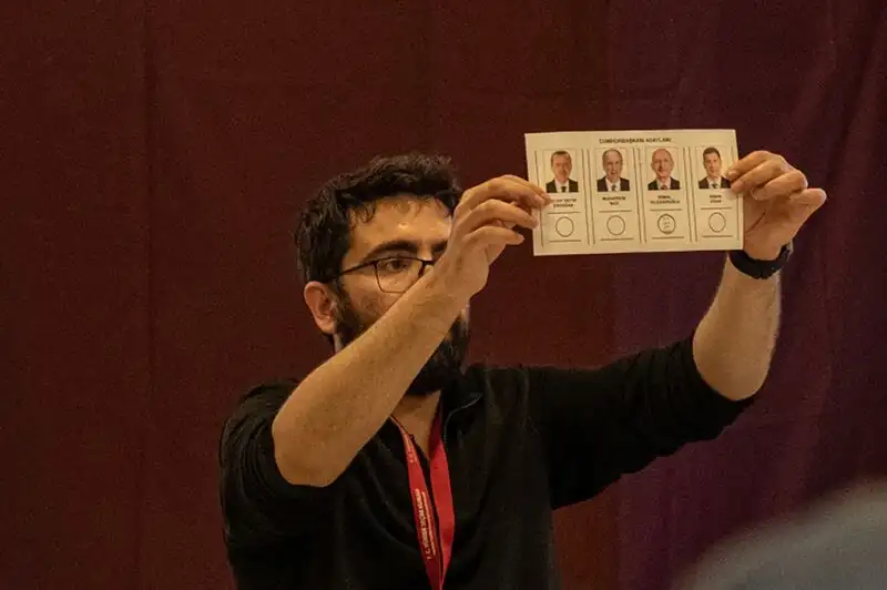 Türkiye'nin Seçim Güncellemesi: Rakipler Önde İddia Ederken Erdoğan'ın Önü Daraldı. 