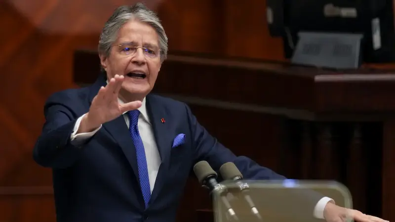 Il capo dell'Ecuador scioglie l'Assemblea nazionale prima del voto di impeachment. 
