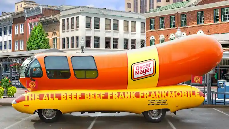 L'iconica Wienermobile di Oscar Mayer riceverà un nuovo nome. 
