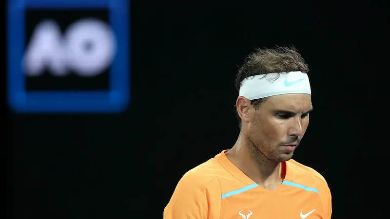 Nadal bricht die French Open verletzungsbedingt ab und kündigt seinen Rücktritt nach dem nächsten Jahr an. 