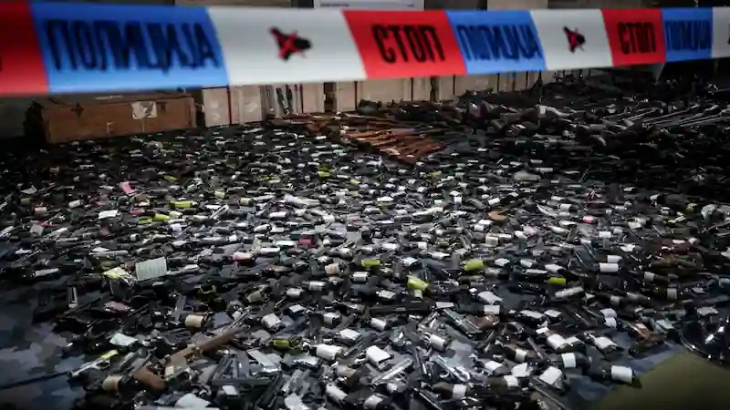 อาวุธกว่า 15,000 ชิ้นและอุปกรณ์ระเบิด 2,500 ชิ้นยอมจำนนในเซอร์เบียหลังจากการกราดยิงครั้งใหญ่ ซึ่งเป็นส่วนหนึ่งของการนิรโทษกรรมนานหนึ่งเดือน 
