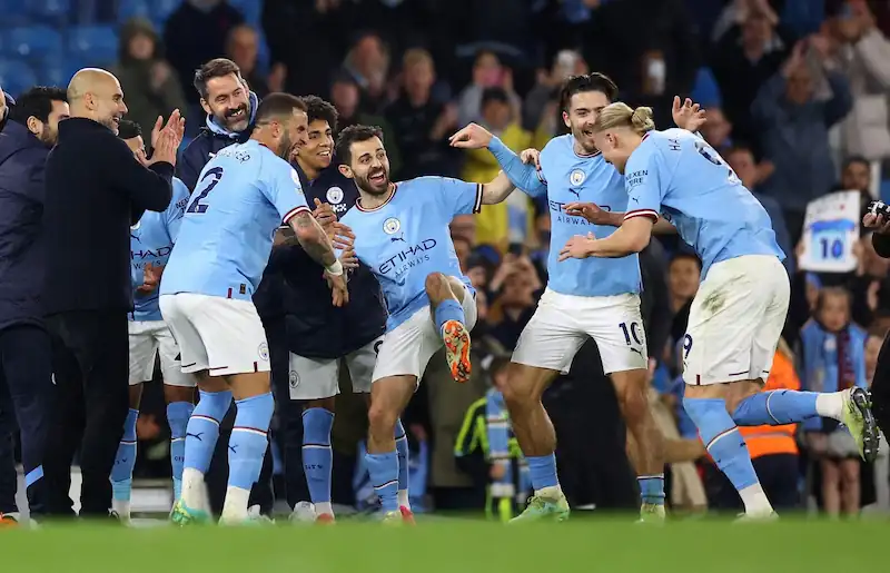 Il Manchester City conquista il titolo di Premier League dopo la sconfitta dell'Arsenal. 