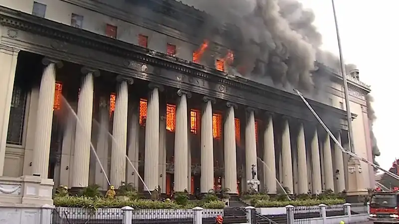 Storico ufficio postale di Manila distrutto da un devastante inferno. 