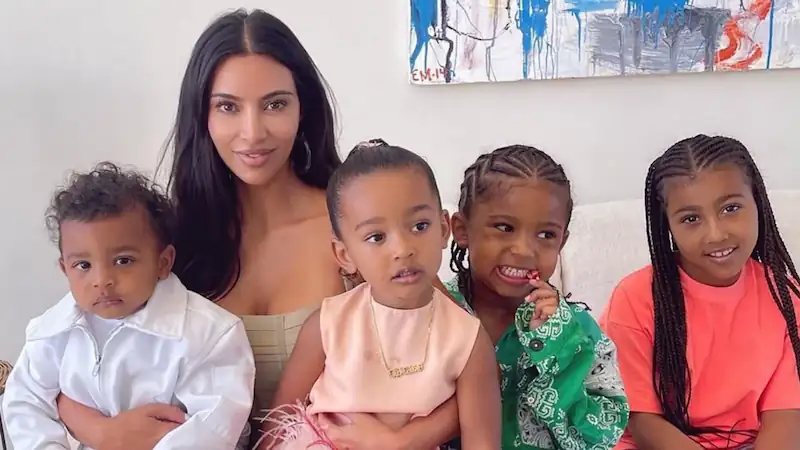 Kim Kardashian กล่าวว่าการเลี้ยงดูลูก 4 คนเป็นรูปแบบหนึ่งของความโกลาหล 