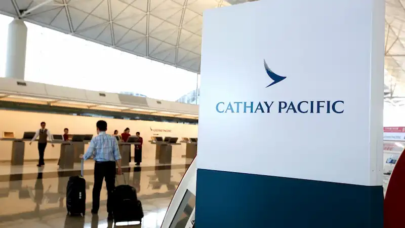 Cathay Pacific zwalnia stewardesy za rzekome uprzedzenia wobec chińskiego podróżnika. 