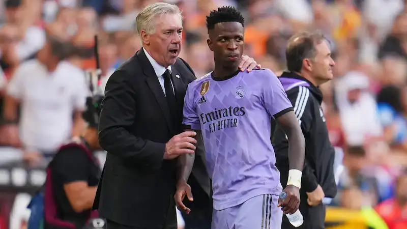 La Federcalcio spagnola impone divieto di stadio e multa per razzismo nei confronti di Vinícius Jr. durante la partita di Valencia, ribalta la decisione del cartellino rosso. 