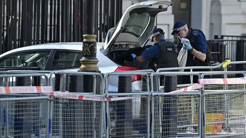 คนขับรถในลอนดอนถูกจับในข้อหาพยายามพังประตู Downing Stree