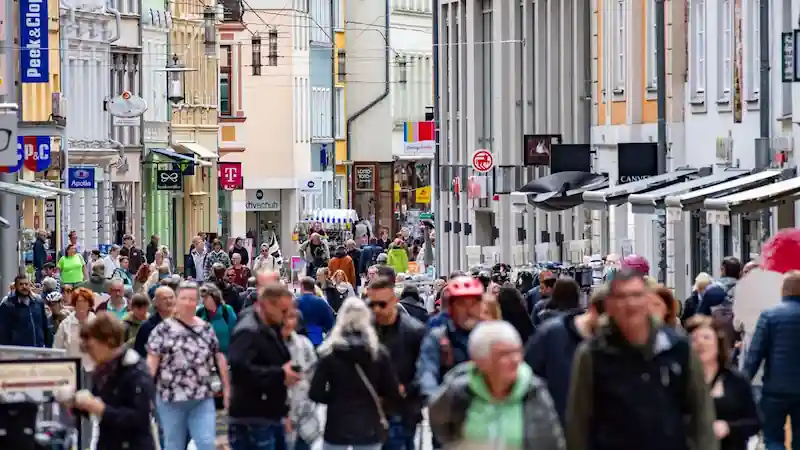 L'economia tedesca entra in recessione mentre la spesa dei consumatori diminuisce. 
