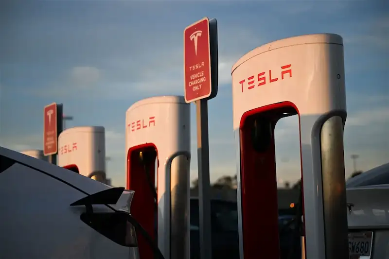 Ford collabora con Tesla per offrire ai propri clienti l'accesso ai compressori per veicoli elettrici. 