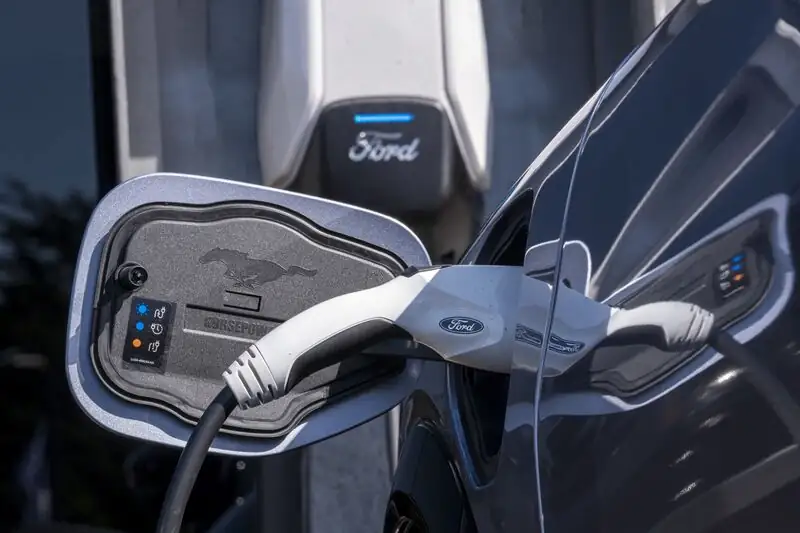 Ford collabora con il leader dei veicoli elettrici Tesla per le stazioni di ricarica. 