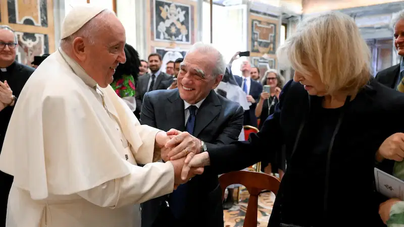 Papa Francesco e Martin Scorsese si incontrano finalmente dopo la guarigione del pontefice dalla febbre. 