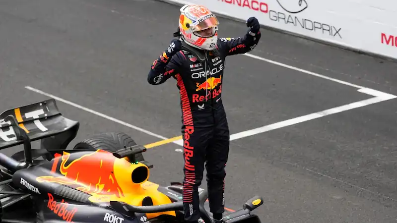 Max Verstappen wygrywa Grand Prix Monako płynnie, bez chaosu spowodowanego deszczem. 