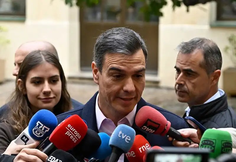 Il primo ministro spagnolo annuncia elezioni inaspettate dopo la sconfitta dei socialisti