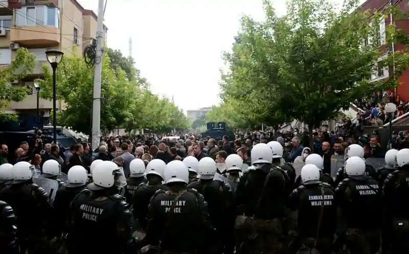 Il Kosovo si rifiuta di soddisfare la richiesta serba di licenziare i sindaci a seguito di disordini. 