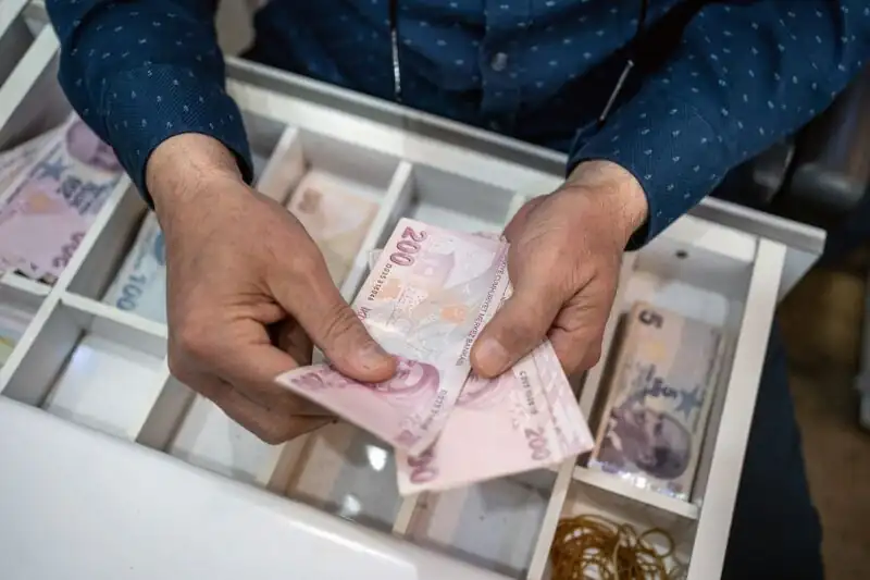 La lira turca diminuisce mentre le azioni salgono sull'ottimismo degli investitori per un potenziale cambiamento di politica. 