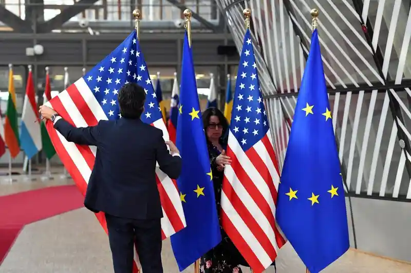 Stati Uniti e UE si avvicinano alla Cina, ma divergono sulle strategie commerciali. 