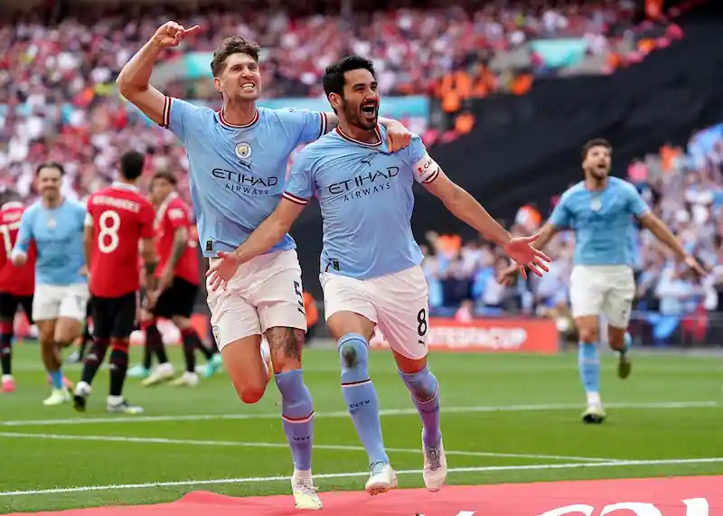Il Manchester City ottiene la vittoria per 2-1 contro il Manchester United nella finale di FA Cup, mantenendo vivi i suoi sogni di tripletta. 