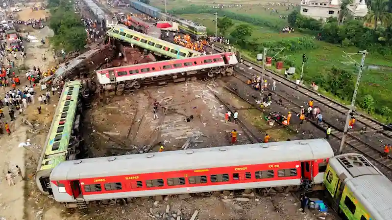 Il primo ministro indiano Narendra Modi valuta le conseguenze del deragliamento del treno causando oltre 280 vittime. 