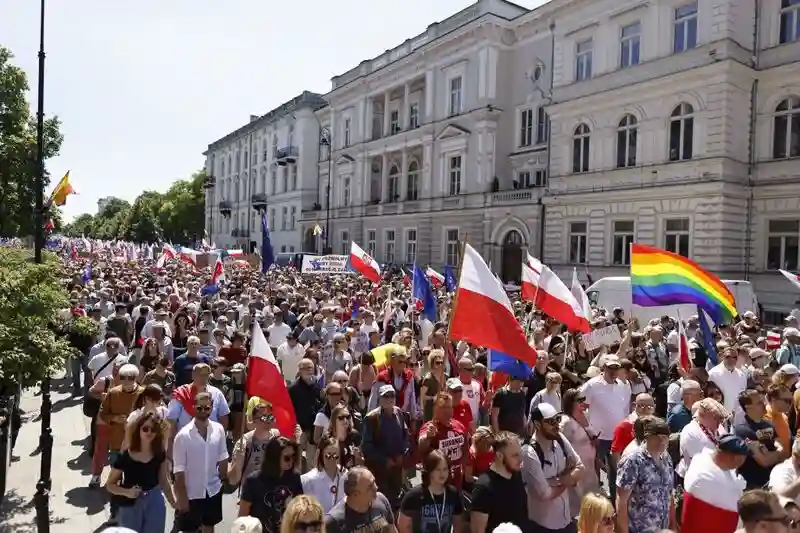Masowy wiec polskiej opozycji przed wyborami przyciąga setki tysięcy osób. 