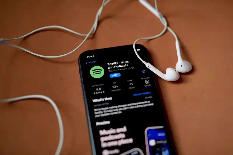 Spotify reducirá el 2% de su fuerza laboral, con un enfoque en reducir sus equipos de podcast. 
