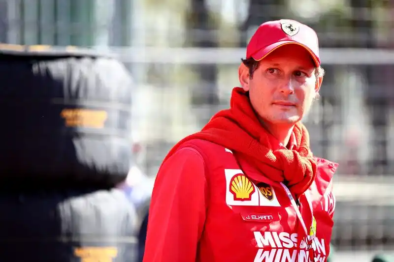 Il tribunale italiano sospende la controversia sulla proprietà del padre che coinvolge il presidente della Ferrari Elkann e sua madre. 