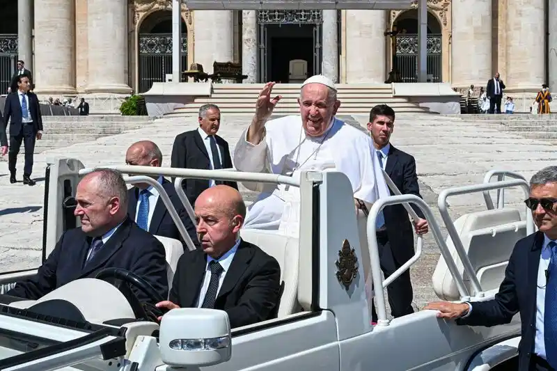 Papst Franziskus hat für Mittwoch eine Bauchoperation geplant