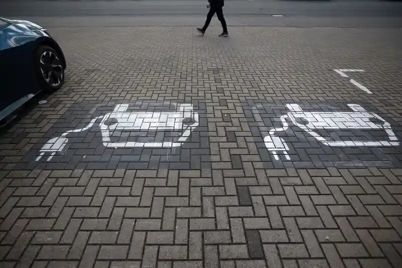 L'Allemagne ajuste sa stratégie de recharge alors que de plus en plus de propriétaires de véhicules électriques rechargent à domicile
