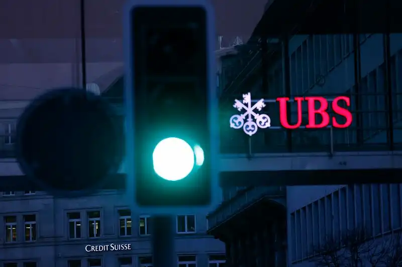 يزيل UBS المديرين التنفيذيين الرئيسيين في Credit Suisse بعد إتمام صفقة لاندمارك
