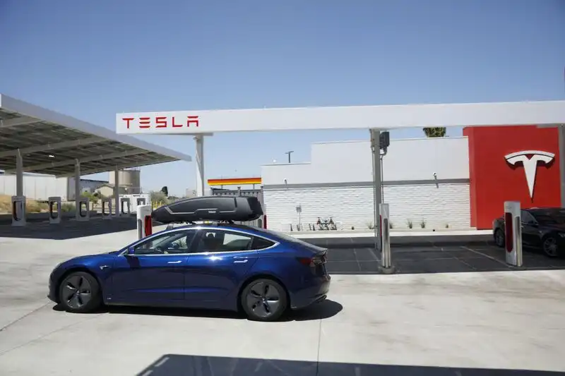 Tesla bietet mehrere Monate lang kostenloses Laden an, um Bestandsfahrzeuge zu entrümpeln. 