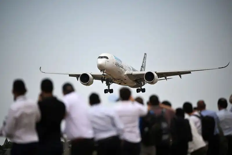 Airbus assicura le vendite iniziali prima dell'inizio del Paris Air Show. 