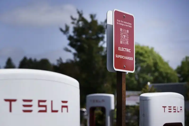 Rivian segue le orme di Ford e GM incorporando lo standard di ricarica per veicoli elettrici di Tesla. 