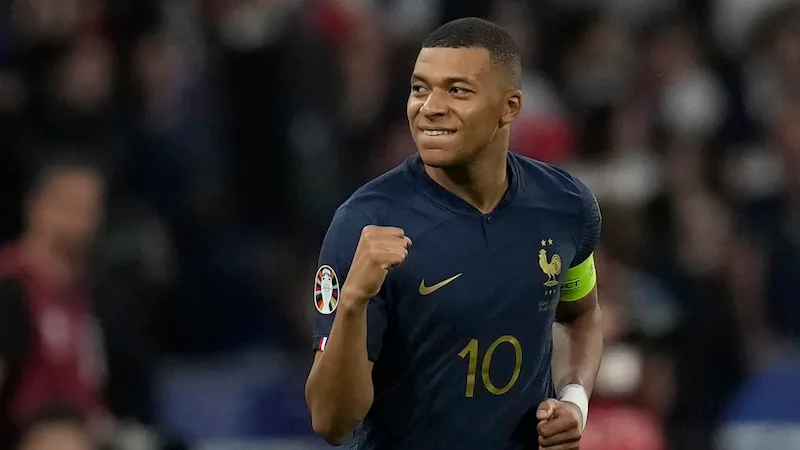 Der französische Stürmer Mbappé stellt mit seinem 54. Tor beim Sieg über Griechenland einen neuen Torrekord auf. 