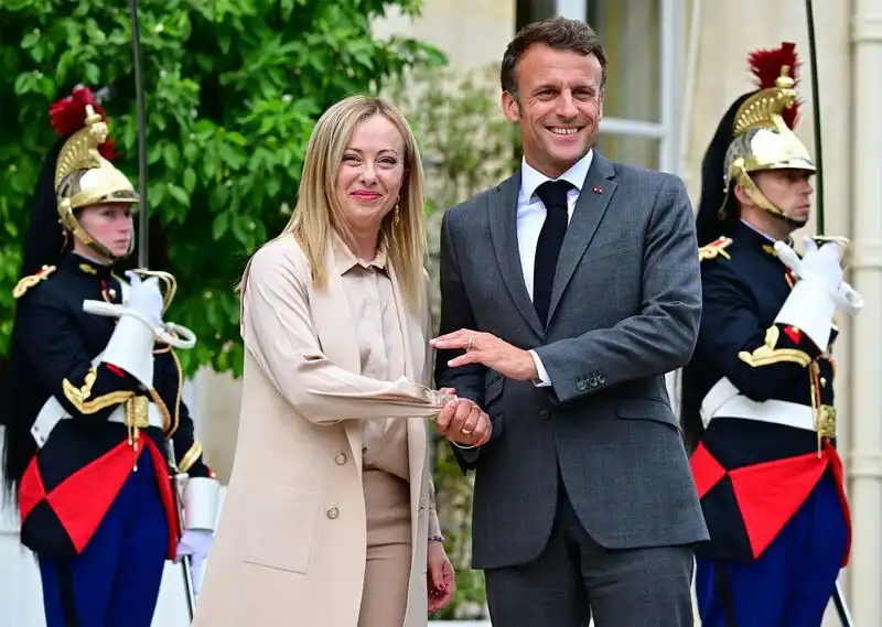 Macron und Meloni versöhnen sich in Paris, um Spannungen zu lösen. 