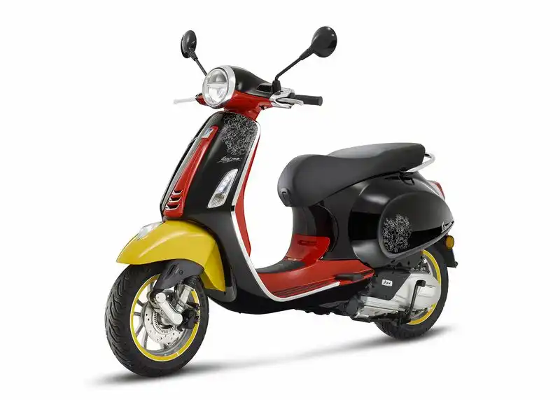 Piaggio stellt zur Feier des 100-jährigen Disney-Jubiläums eine Sonderedition der Vespa vor, die mit der beliebten Ikone Mickey Mouse gestaltet wurde. 