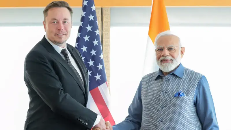 Elon Musk si impegna a portare Tesla in India il prima possibile. 
