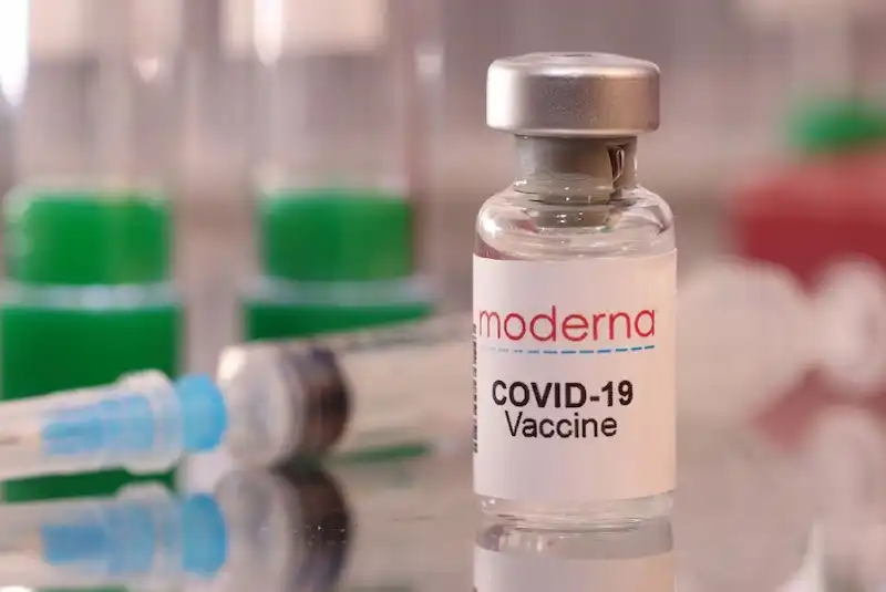 Moderna richiede l'approvazione della FDA per la variante rivista del vaccino COVID-19. 