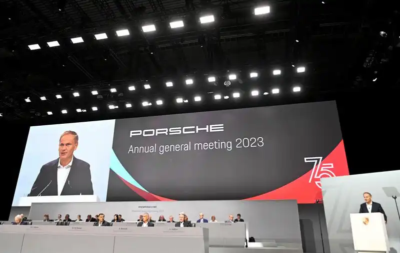 Porsche fissa un obiettivo ambizioso di 20 miliardi di euro per i veicoli elettrici e lo sviluppo di software all'assemblea inaugurale degli azionisti. 