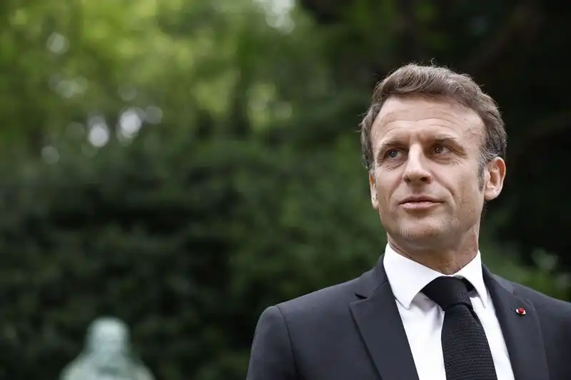 Französische Proteste werden voraussichtlich 1 Milliarde Euro an Kosten verursachen, da Macron mit Bürgermeistern zusammenkommt