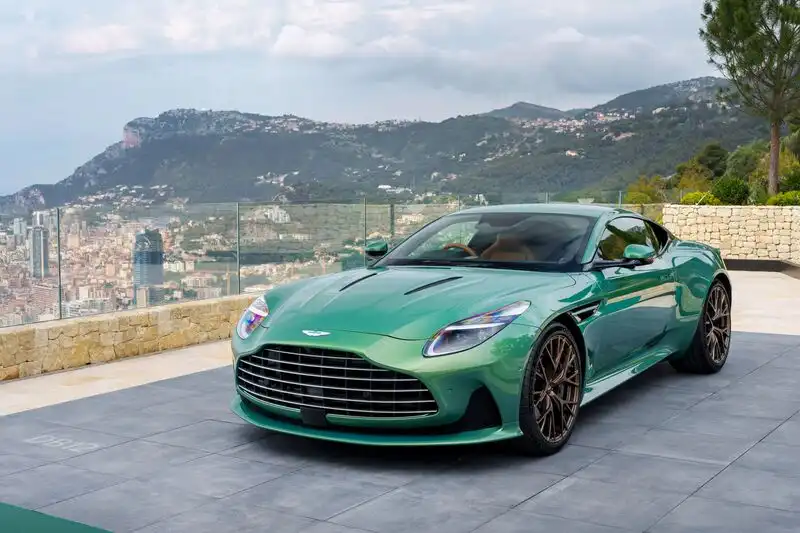 Prova di guida Aston Martin DB12 sulle colline di Monte Carlo. 