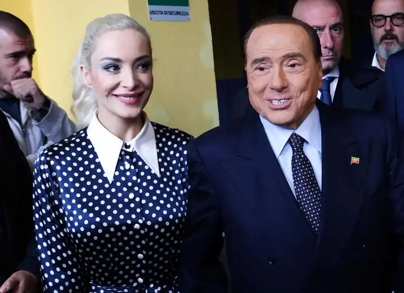 Ostatnia wola Berlusconiego przeznacza 100 milionów euro na ostatnią dziewczynę potentata