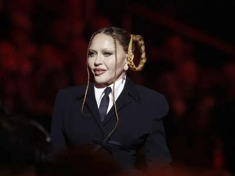 แฟน ๆ ของ Madonna แนะนำให้เก็บตั๋วไว้หลังจากการเลื่อนทัวร