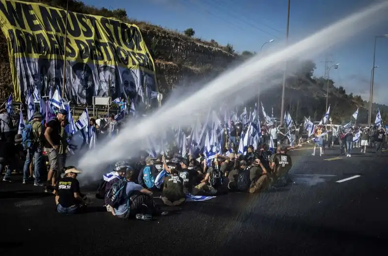Decine di israeliani arrestati come manifestanti interrompono il traffico per protestare contro il piano di Netanyahu
