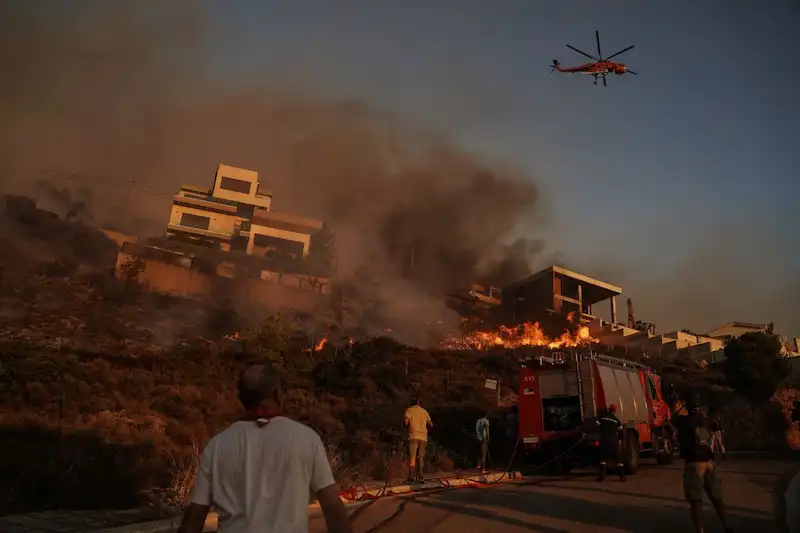 Europa lucha contra los incendios forestales desenfrenados mientras Cataluña registra niveles de calor sin precedentes